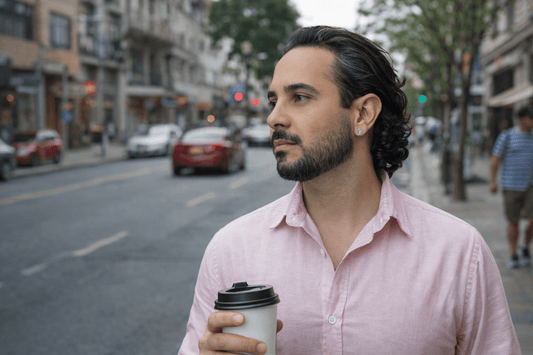 Homem ao ar livre com cabelo alinhado e aparência natural, exemplo de controle de frizz sem brilho excessivo.