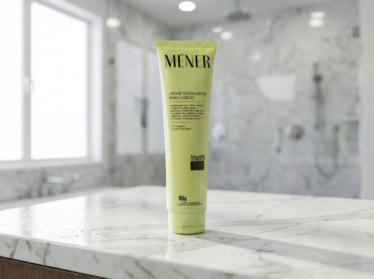 Creme Modelador para Cabelo Méner em pé sobre bancada de banheiro, com fundo desfocado.